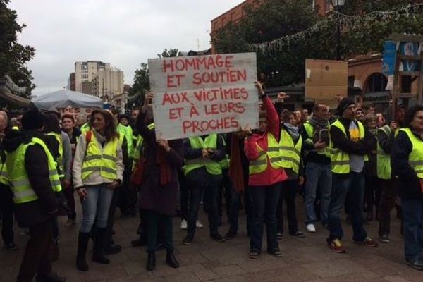 A Toulouse, place Wilson, le rassemblement d'hommage aux victimes du mouvement des "gilets jaunes"