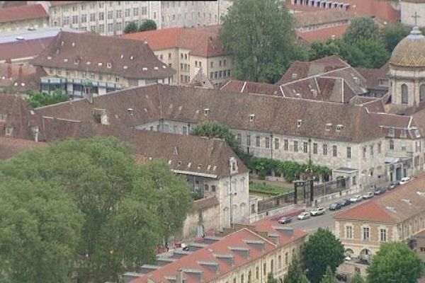 En plein centre de Besançon, l'ancien hôpital et l'ancienne faculté de médecine forment un ensemble de 6 ha