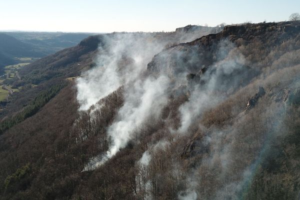 Un feu de broussailles s'est déclaré dans la soirée du 16 février à Moussages, dans le Cantal. Le 17 février, à 15 heures, il avait déjà ravagé 30 hectares et donné bien du fil à retordre aux soldats du feu, dont le travail était compliqué par un fort vent.