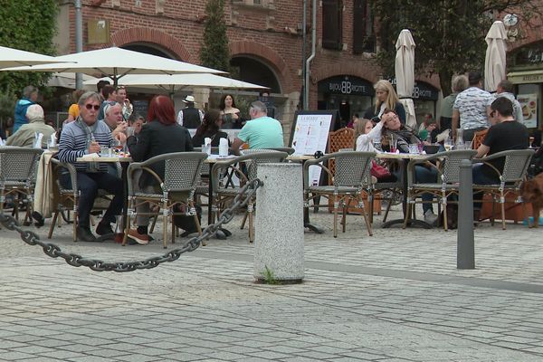 L’Union des Métiers et des Industries de l’Hôtellerie considère qu'il y a trop de restaurants en France et réclame plus de réglementation.