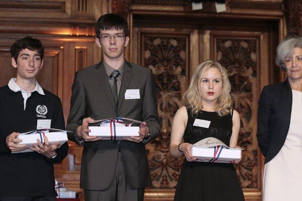 François deuxième à gauche ici avec Claudie Haignere lors de la remise des prix du concours général en version latine.