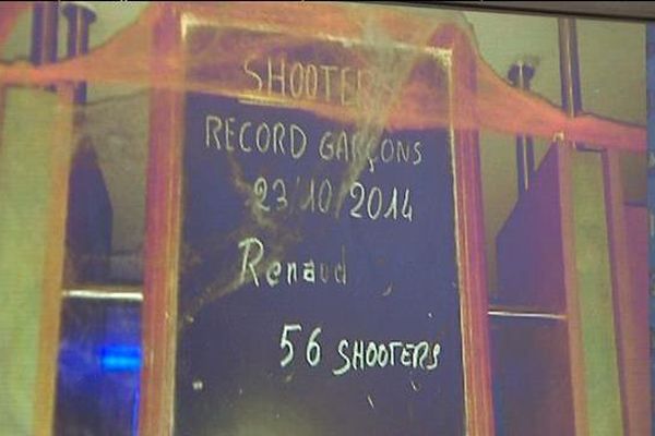 Le 25 octobre 2014, Renaud Prudhomme, 56 ans, avait ingurgité 56 petits verres d'alcool fort - des "shooters" - en un temps éclair, battant ainsi le record de consommation, affiché sur une ardoise dans l'établissement le Starter à Clermont-Ferrand. Il est mort le lendemain à l'hôpital.