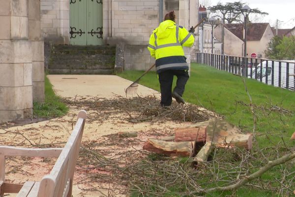 Les agents municipaux déblayent les branches, tombées à Buzançais après le passage d'une tornade le 31 mars.