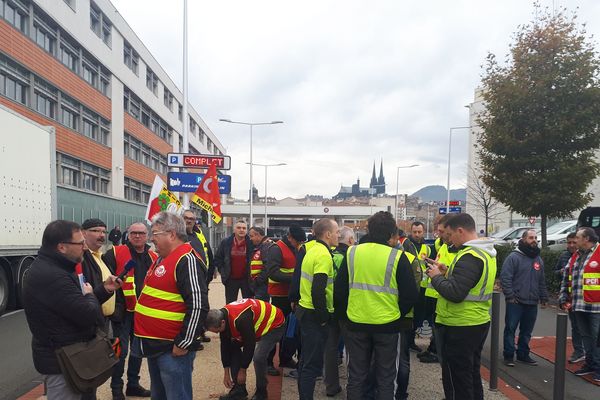 Une trentaine de manifestants se sont rassemblés vendredi 23 novembre matin aux Carmes, à Clermont-Ferrand, à l'appel du syndicat CGT Michelin. 