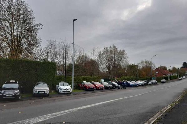 Une vingtaine de moniteurs d'auto-école se sont mobilisés ce matin à Maubeuge et Prouvy en bloquant l'entrée des centres d'examen