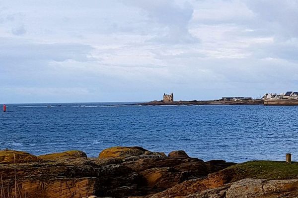 Quiberon (Morbihan), avec le château Turpault en arrière plan