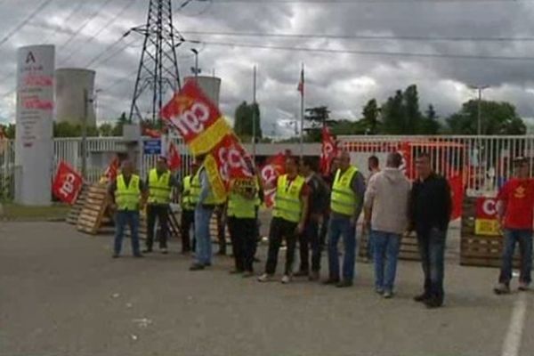 Entrée centrale nucléaire Tricastin bloquée par les agents de sécurité- Le 30 mai 2013