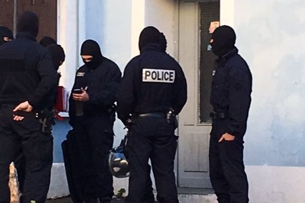 Les hommes du Raid dans le centre ville de Béziers le 12 janvier 2016.