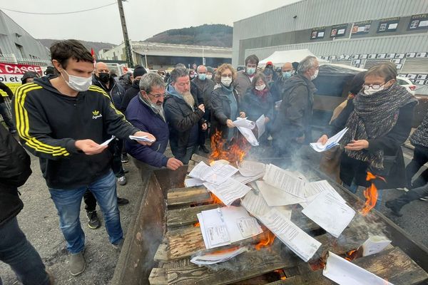 Les salariés de la SAM ont brûlé les lettres de reclassement reçues qu'ils prennent pour une provocation supplémentaire.