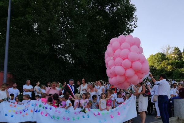 La marche a débuté vers 20h, devant l'école des deux gamines