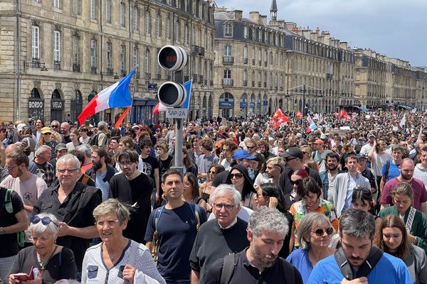 Des milliers de personnes se sont retrouvées place de la Bourse à Bordeaux pour manifester contre l'extrême-droite et le Rassemblement National