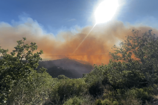 La fumée enveloppe la vallée, jeudi après-midi.