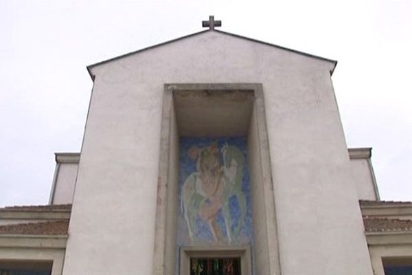 La nouvelle église d'Oradour-sur-Glane symbole de renaissance a été inaugurée en juillet 1953.