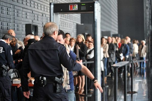 Dès 7 heures chaque matin, le public se masse pour suivre l'audience du procès Meilhon.