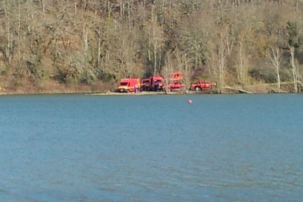 Les secouristes au bord du lac de la Roucarié dans le Tarn