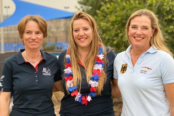 Mélanie Gadoulet (au centre), championne du monde de vol en planeur 18 mètres en Australie. A gauche, l'autre Française, Anne Ducarouge, arrivée deuxième.