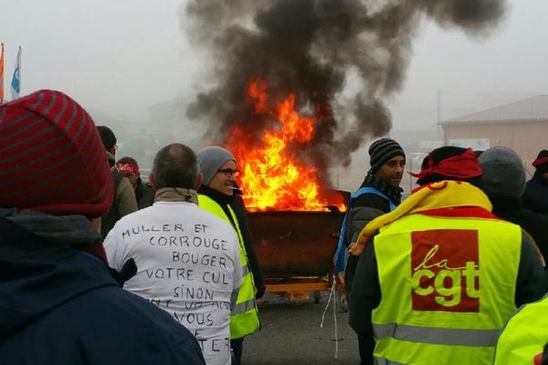 Les salariés d'Allia, bloquent les accès de l’usine de fabrication de sanitaires à Digoin, en Saône-et-Loire, mercredi 7 décembre 2016. 