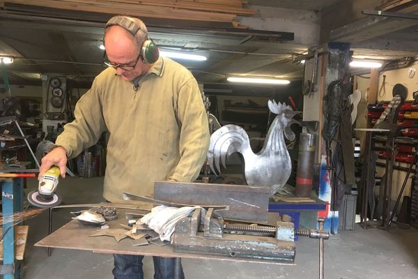 Thierry Rambaud sculpte des œuvres en métal. Il expose son travail dans une galerie située à Clermont-Ferrand. 