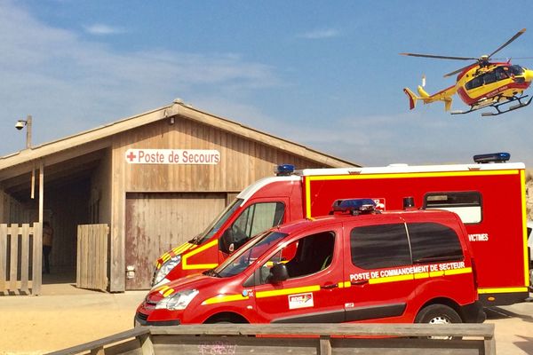 Les secours déployés sur la plage de Carcans ce samedi 12 octobre. 