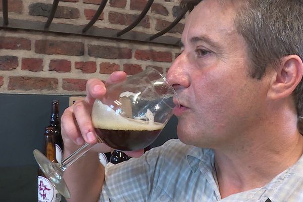 David Pineda, responsable brasserie de l'Escaut, déguste sa bière brune, élue meilleure du monde dans sa catégorie.