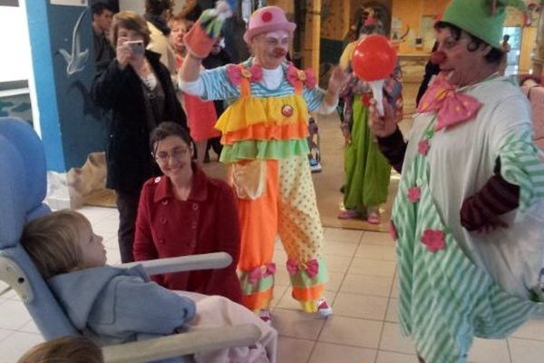 Les costumes des clowns ont remplacé les blouses blanches pour le plaisir des enfants hospitalisés au CHU de Montpellier. 