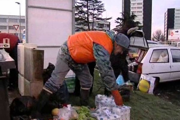 En une matinée, Eugène estive avoir glané près de 150 kilos de marchandise dans les poubelles d'un supermarché de Granville