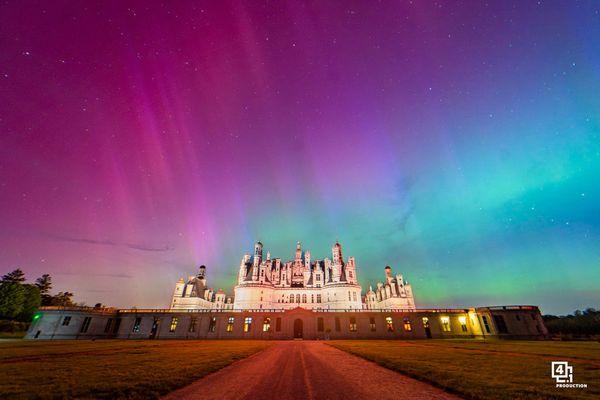 Une magnifique aurore boréale a pu être observée au château de Chambord et dans une grande partie de la France, dans la nuit du 10 au 11 mai 2024.