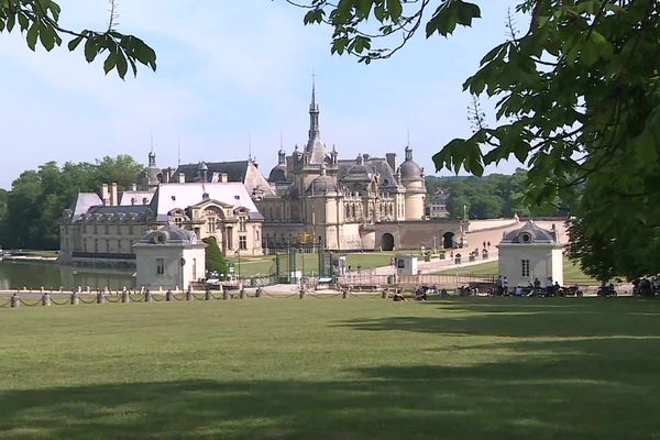 Près de trois mois après sa fermeture, le château de Chantilly dans l'Oise accueille à nouveau ses premiers visiteurs.