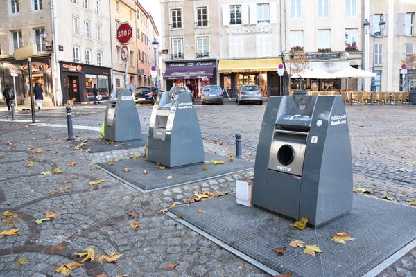 Des bacs à ordures en centre-ville de Nancy.