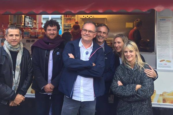 L'équipe de tournage devant la friterie saint-poloise. 