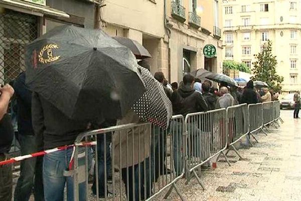 Rue Haute-Vienne ce matin. Devant le siège du CSP plusieurs centaines de supporters tentent de décrocher un billet.