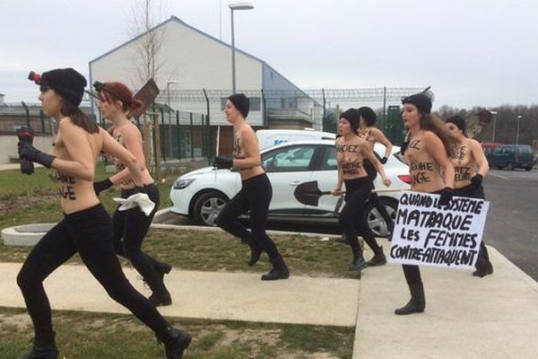 Un groupe de Femen manifestent devant l'entrée de la prison Orléans-Saran pour réclamer la libération de Jacqueline Sauvage. 22 janvier 2016