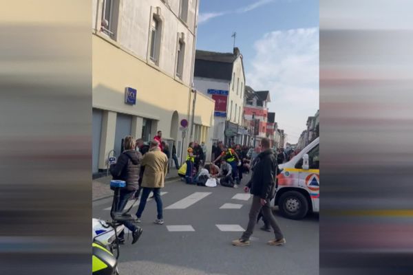 Des blessés ont été soignés à même le sol, quelques minutes après l'accident qui s'est produit dans le centre-ville de Berck-sur-Mer, samedi 22 avril 2023.