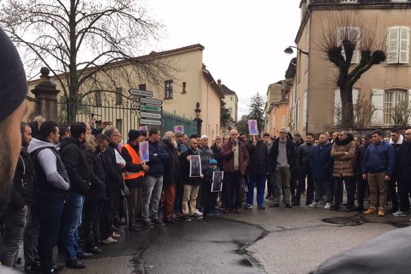 Un hommage a été rendu  à Rachid Aananouch poignardé par un automobiliste dans la soirée du jeudi 8 février 2018 à Mâcon, en Saône-et-Loire.