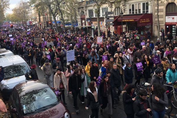 Des milliers de personnes se sont rendues à la cette marche pour dénoncer les violences faites aux femmes, ce samedi 23 novembre à Paris.