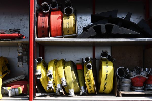 Lances à incendie dans un véhicule d'intervention des sapeurs-pompiers.