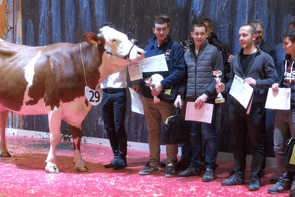 Les jeunes agriculteurs fiers de recevoir leur prix lors du Trophée du meilleur pointeur de race Montbéliarde.