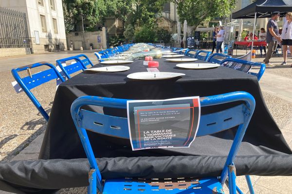 A Montpellier, une table de 25 mètres et autour 75 chaises vides en hommage aux victimes de la route dans l'Hérault.