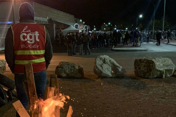 Piquet de grève devant la centrale du Bugey. 