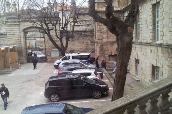 Béziers (Hérault) - arrivée des 7 hommes accusés d'avoir volé du cuivre au dépôt SNCF - 23 janvier 2013.