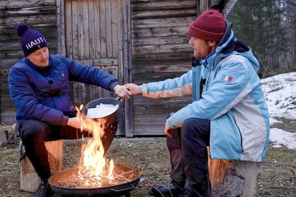 Gauthier Dumont apprend à Guillaume Pierre à faire de l’eau, l’une des épreuves de l’escape game “Into the wild”