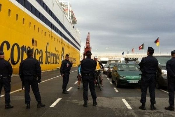 29 septembre 2012, les CRS attendent les supporters bastiais au port de Nice