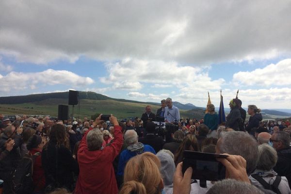 Laurent Wauquiez a appelé ce dimanche 29 août à l'union dans son camp politique, lors de son ascension du Mont Mézenc en Haute-Loire. 