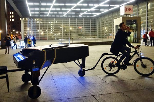 Rien à voir avec notre article mais la photo du pianiste Italien Davide Martello est insolite. Il chevauche son vélo et tire son piano à Potsdamer Platz square, à Berlin en October 2014