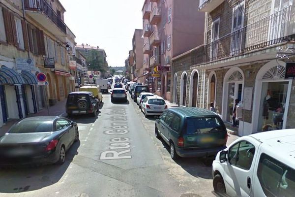 La rue du général de Gaulle, à Propriano, où se situe la boucherie.