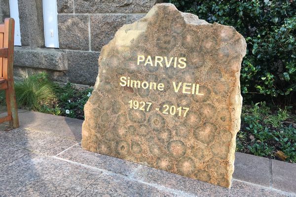 Sur le parvis de l'Hôtel de ville de Perros-Guirec, la stèle de Simone Veil a été souillée trois fois en dix jours.