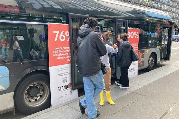 Dans le 13e arrondissement, le bus de la RATP affrété pour la formation Stand UP accueille des volontaires.