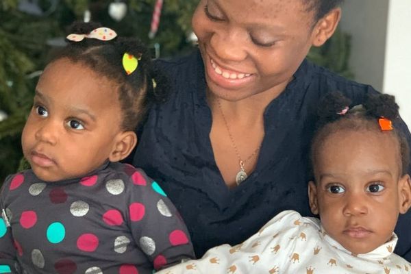 Bissie et Eyenga avec leur maman, prêtes à ouvrir leurs cadeaux de Noël dans leur famille d'accueil - 25 décembre 2019 à Ampuis