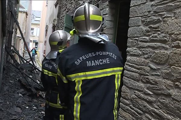 Un violent incendie s'est déclaré cette nuit à 3h30  dans un appartement de Cherbourg situé au deuxième étage d'un immeuble de l'impasse Couéspel