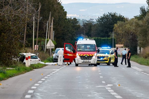 La Clio visée par les tirs a fait une sortie de route sur la RD28 à Pernes-les-Fontaines samedi 26 octobre, le conducteur atteint au thorax est décédé sur place.